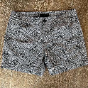 Banana Republic Women's 100% black/white patterned shorts (Size: 6)